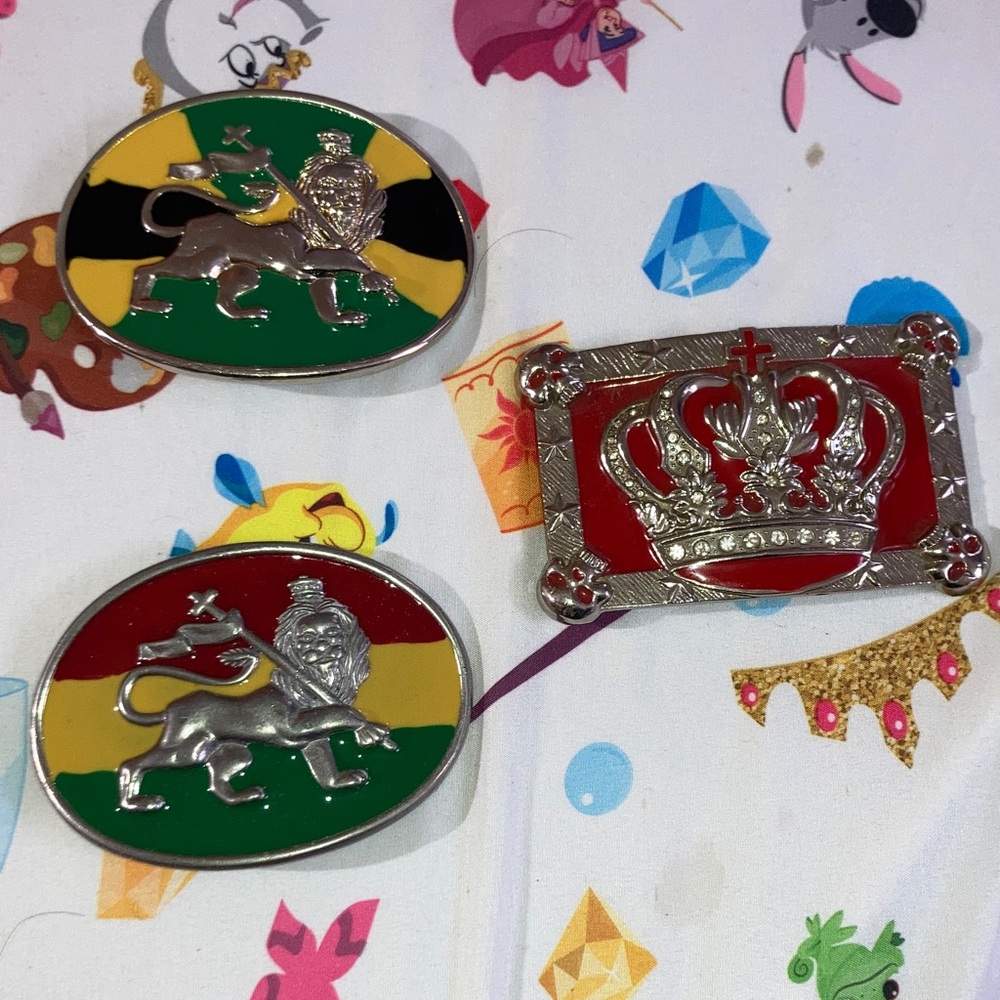 Vintage Mens Lion and Crown Belt Buckle Set - Red, Green, Yellow